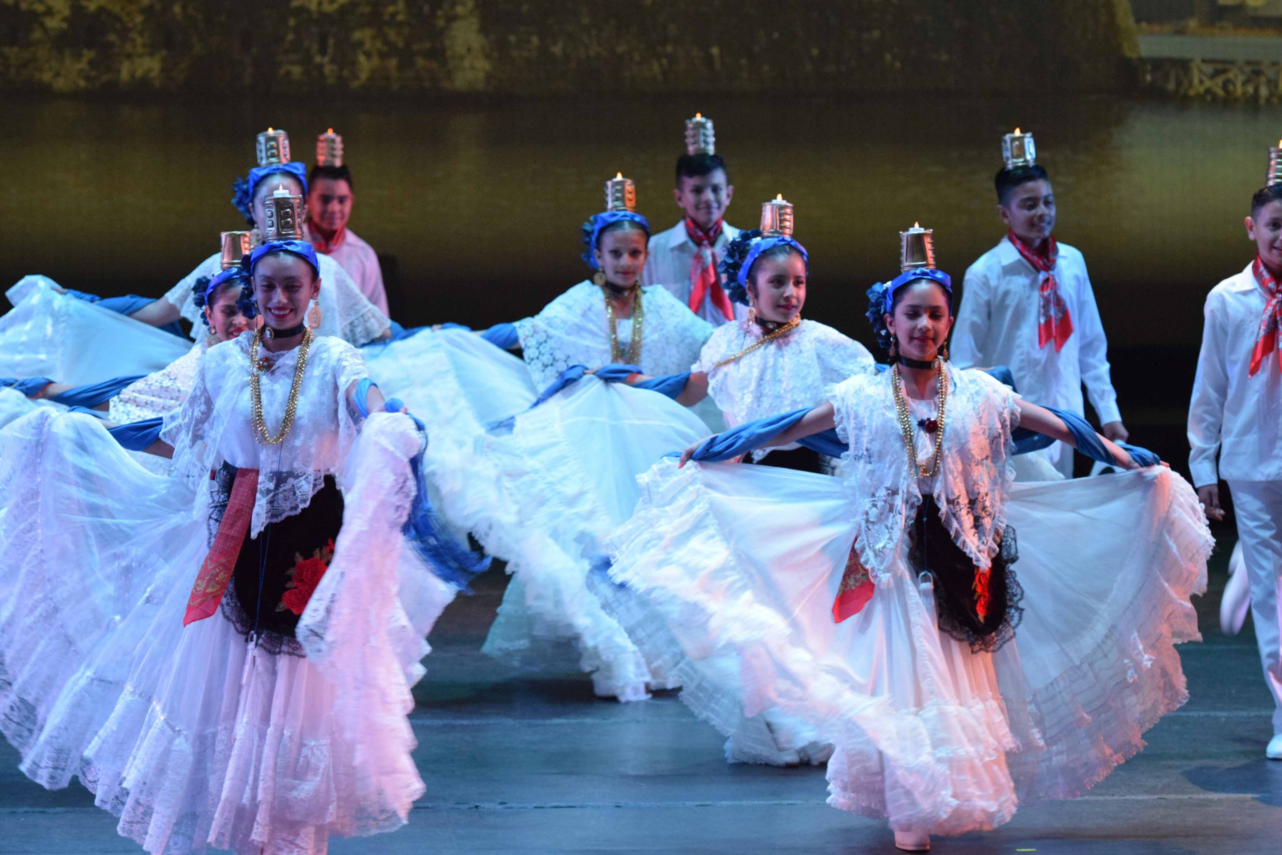 Photo of Los Lupeños Juvenil performing Veracruz in the Tardeada XIII concert